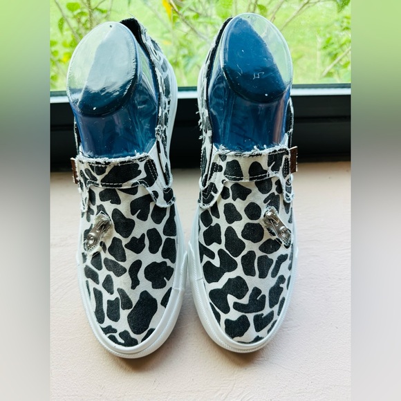 Blowfish Malibu Mariachi slip-on sneakers with a cow print design Size 8 - Picture 6 of 9